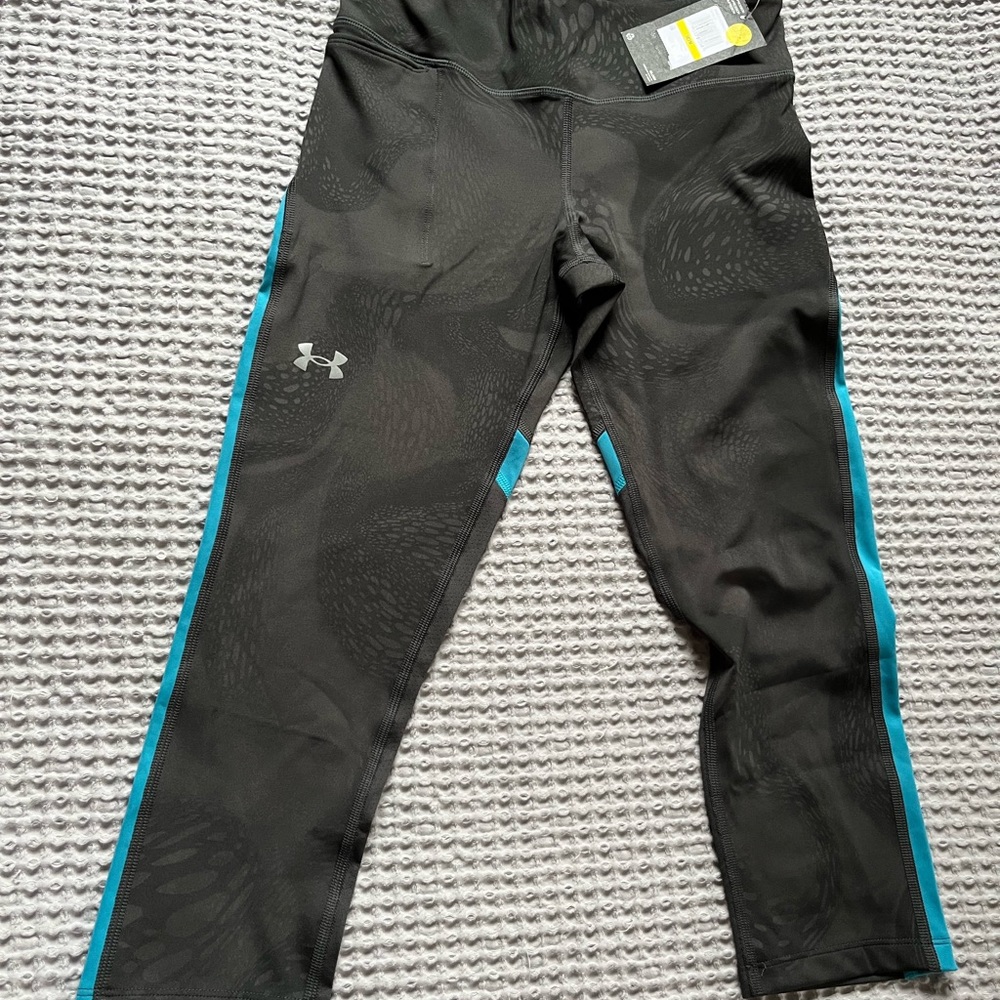 New with tags women medium Under Armour Capri workout pants